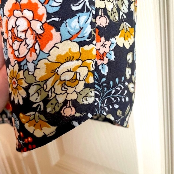 LOFT PLUS Floral Button Back Blouse with Split Overlapping Flutter Sleeves - Picture 12 of 13